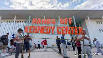 Trump droht mit Abriss: Demonstranten bilden Menschenkette um Kennedy Center