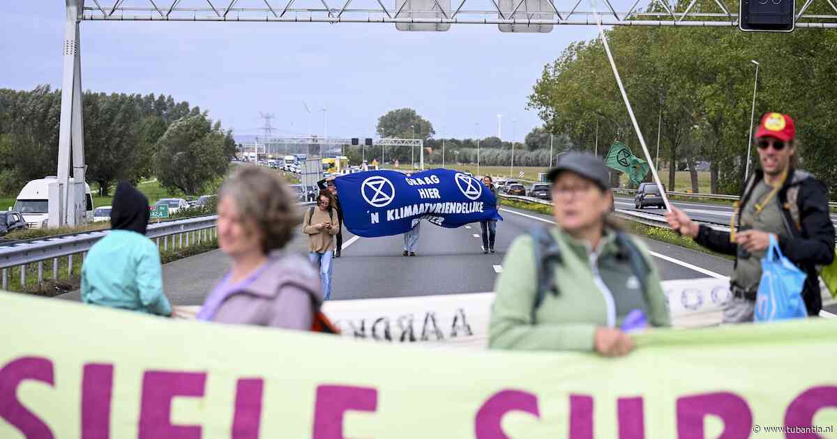 Extinction Rebellion blokkeert snelweg bij Zevenaar, politie houdt meerdere demonstranten aan