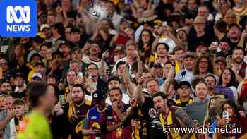 Live: Hawks fans throw bottles at umpires after 'bravest decision' in prelim