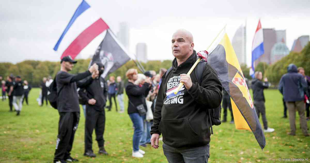 Demonstranten gebruiken geweld op Malieveld, ME grijpt in