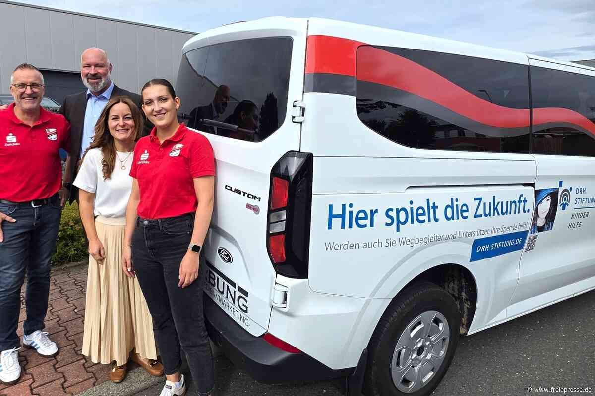 ESV Lok Zwickau wirbt auf Vereinsbus für Zwickauer Kinderhilfe-Stiftung