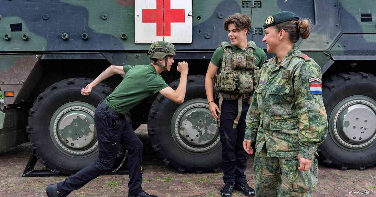 Tanks, geweren en opdrukken op het schoolplein: Defensie probeert jongeren op een andere manier te bereiken