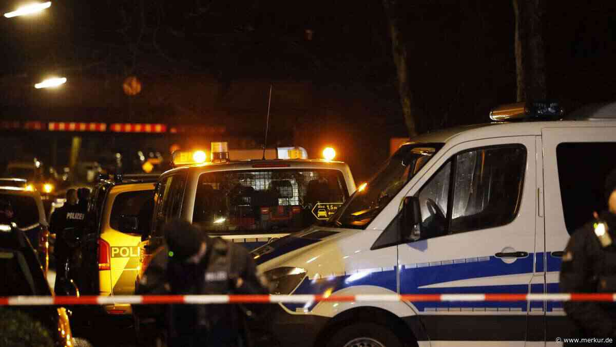 Heftiger Crash in Bayern: Auto überschlägt sich mehrfach, Jugendlicher wird rausgeschleudert