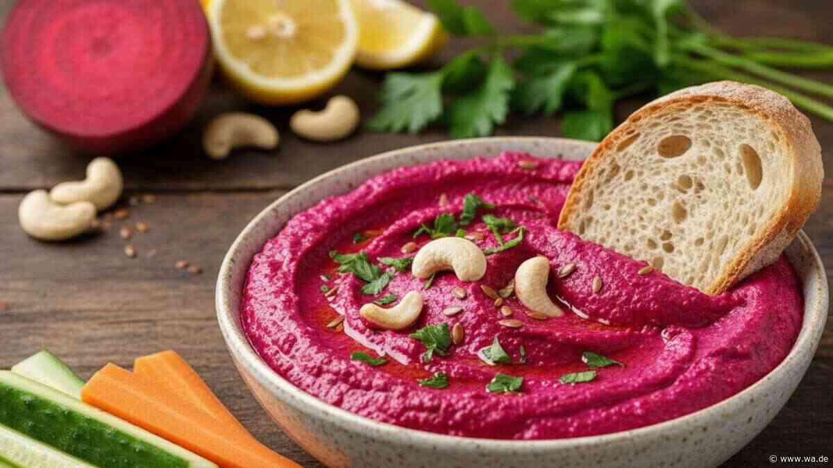 Leuchtend rot und cremig: Dieses Rote-Bete-Dip-Rezept passt in den Herbst