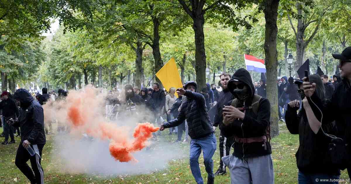 Extreemrechtse demonstranten gebruiken geweld op Malieveld, ME grijpt in