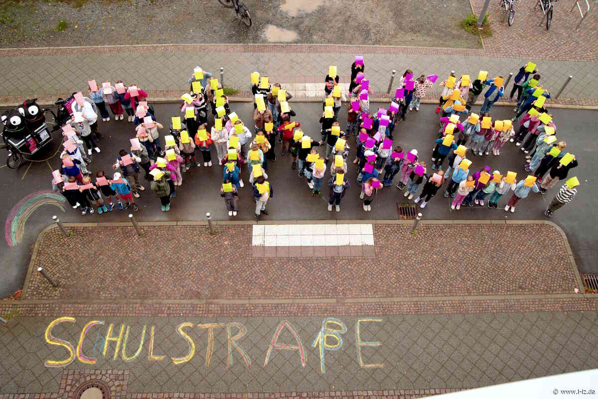 Europäische Mobilitätswoche: Kinder der Schule am Auensee formen ein großes „Danke, Schulstraße!“