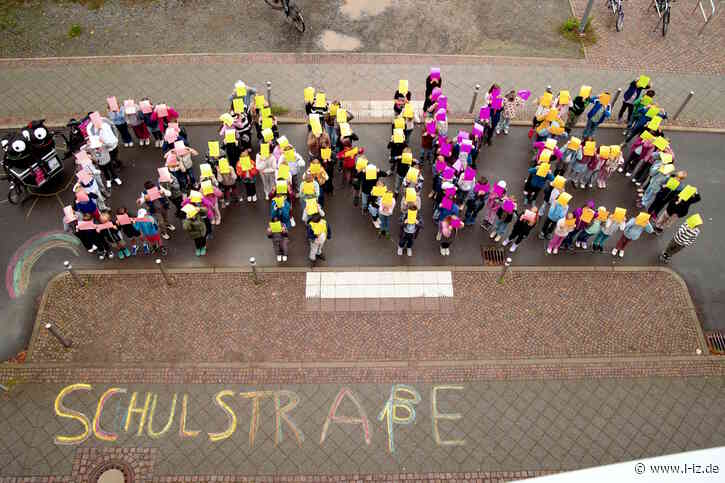 Europäische Mobilitätswoche: Kinder der Schule am Auensee formen ein großes „Danke, Schulstraße!“
