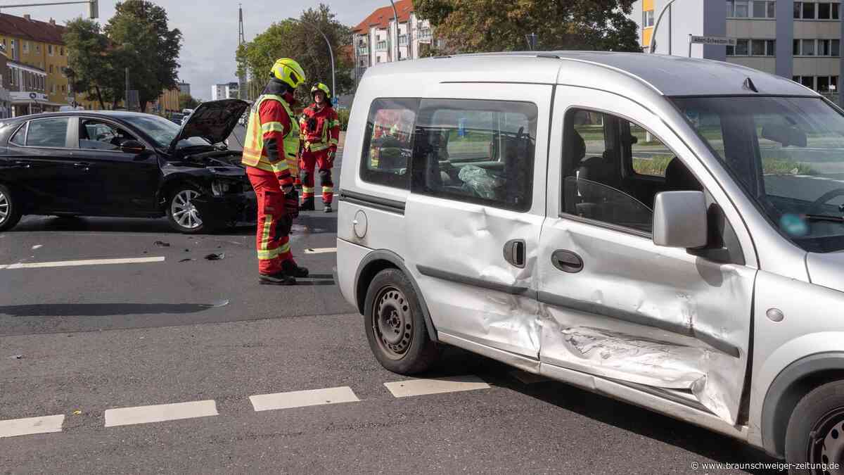 Autos stoßen in Lebenstedt zusammen: Kreuzung zeitweise gesperrt
