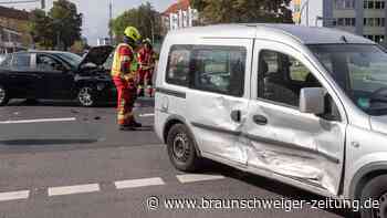 Autos stoßen in Lebenstedt zusammen: Kreuzung zeitweise gesperrt