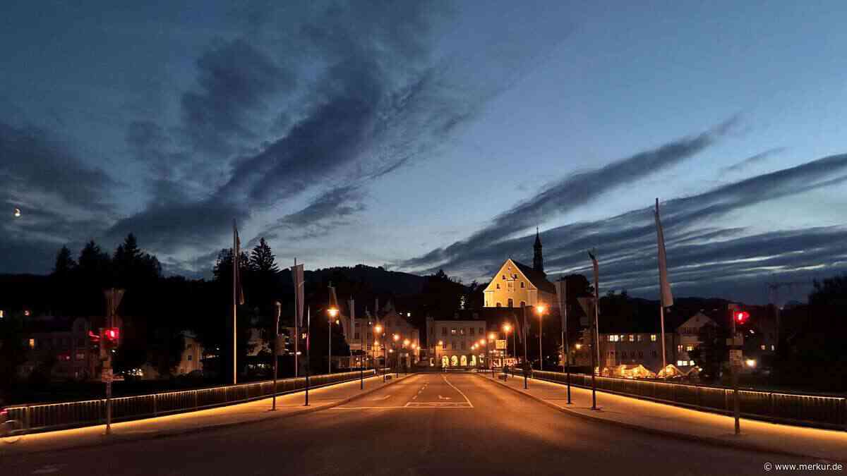 Die Isarbrücke leuchtet: Neue Lampen und 265 Meter LED-Band