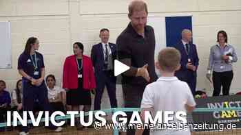 Prinz Harry spielt Pickleball – Video zeigt Scherz über Rückenschmerzen