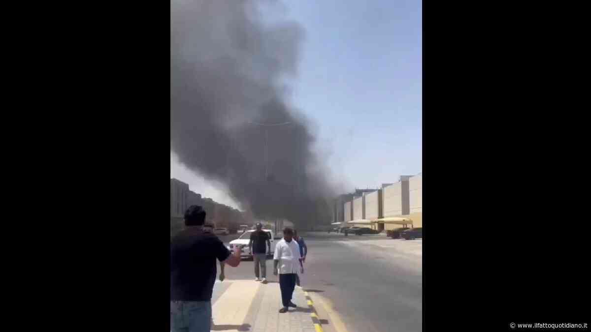 Arabia Saudita, una colonna di fumo nero si alza dall’aeroporto di Riad