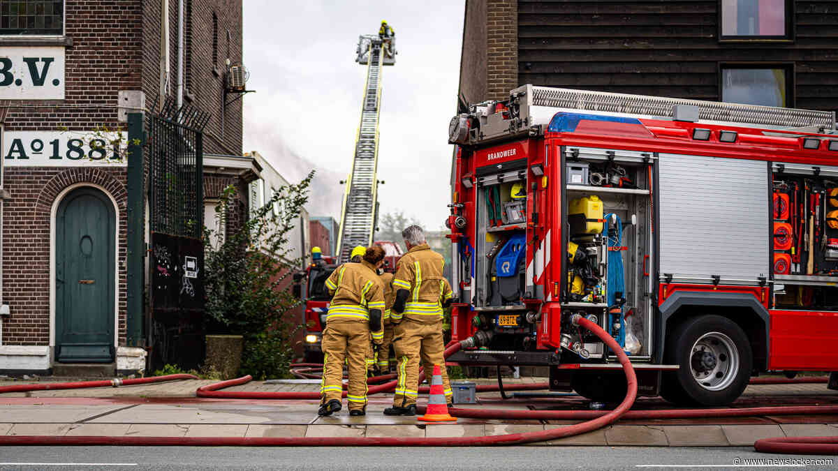 Grote brand bij museum Brutus Art Space in Rotterdam, hulpdiensten bezig met evacuatie van mensen