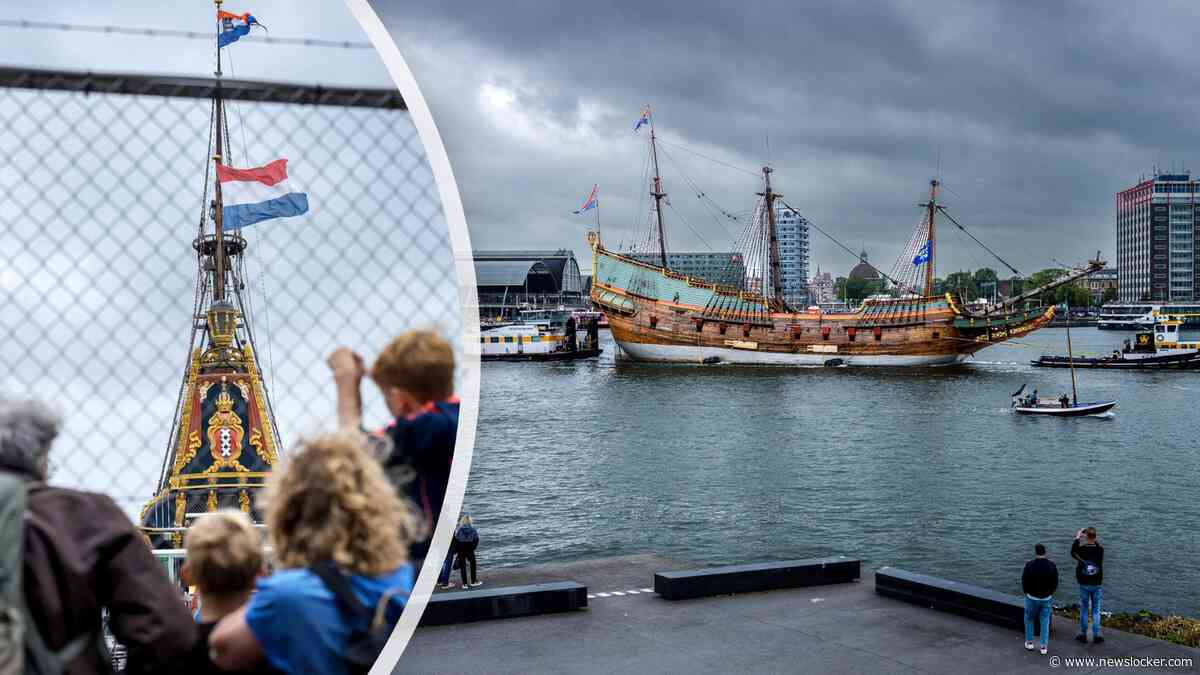 Scheepsbouwmeester Willem Vos (93) zwaait ’zijn’ Batavia uit op de laatste reis over water: ’Zo mooi, zijn kinderen en kleinkinderen voeren eindje mee’
