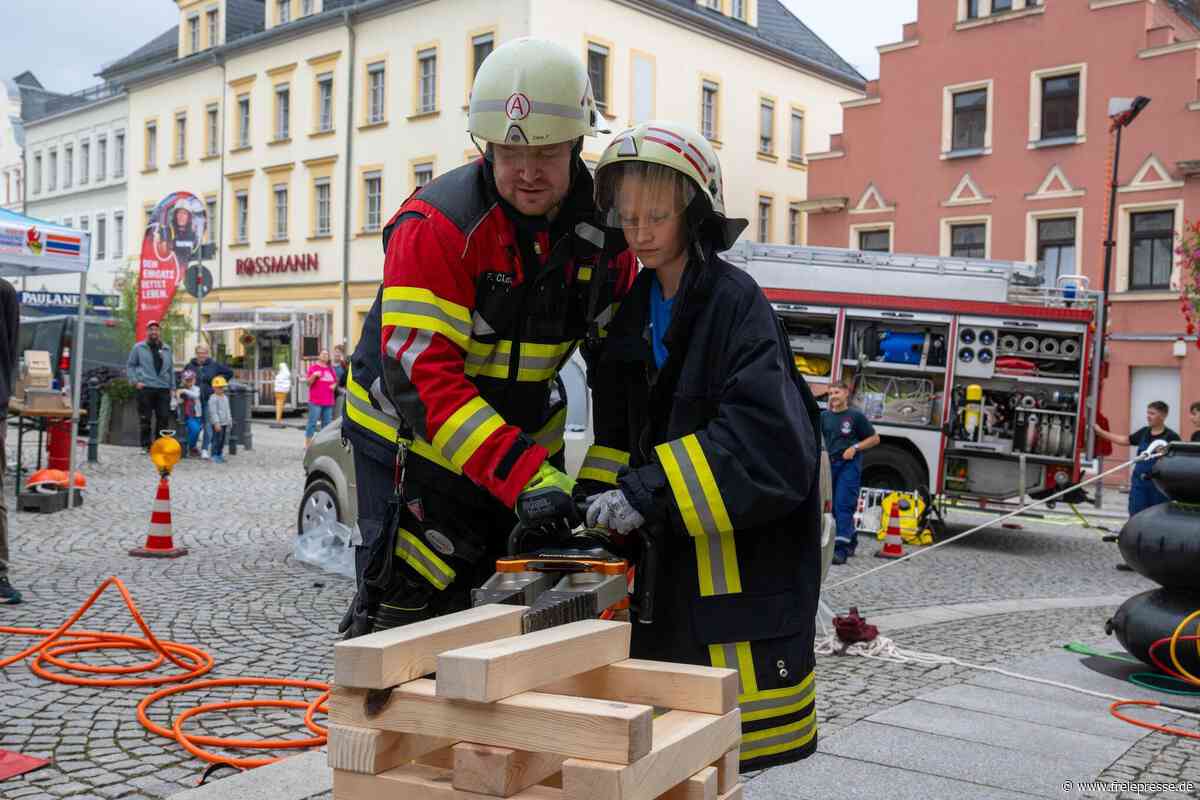 Hainichen feiert 160 Jahre Feuerwehr mit einer Blaulichtmeile