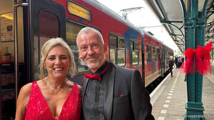 Geen trouwauto, maar een trein: stel geeft elkaar ja-woord op station