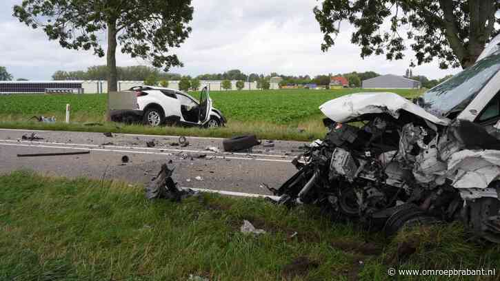 Ouder echtpaar zwaargewond bij frontale botsing op N267 bij Andel