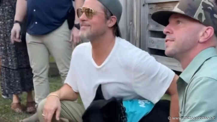 “Il cane che recita con me? Più bravo di George Clooney e Matt Damon”: Brad Pitt scherza alla première di Heart of the Beast e porta sul red carpet quattro cani da adottare – VIDEO