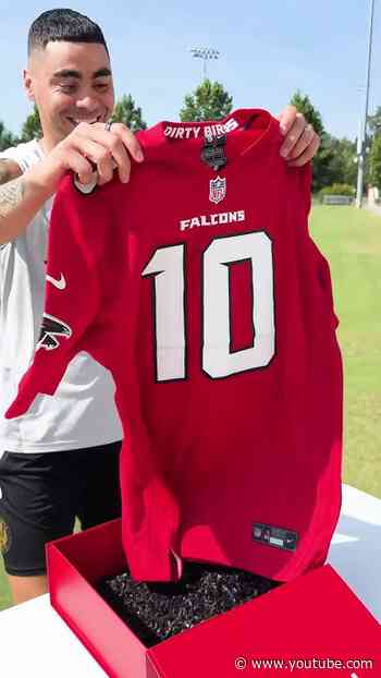 Miguel Almiron opens his custom Falcons jersey 🔥 #football #atlantafalcons