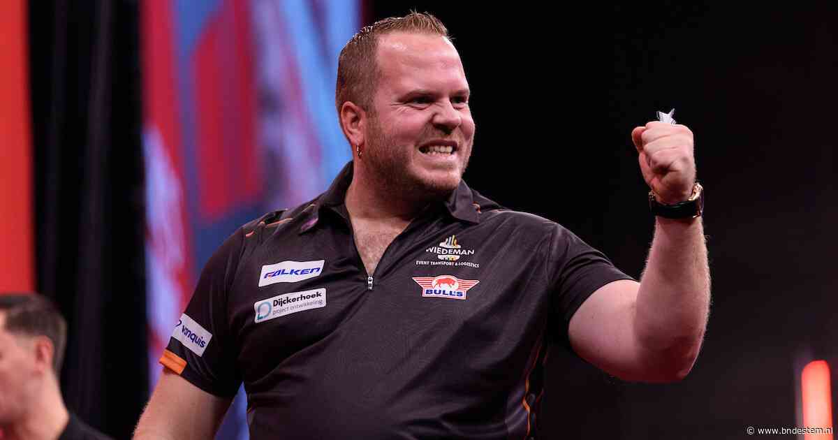 Dirk van Duijvenbode verslaat Luke Humphries na thriller en viert op podium met zoontje, ook Gian van Veen naar kwartfinales