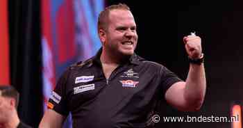 Dirk van Duijvenbode verslaat Luke Humphries na thriller en viert op podium met zoontje, ook Gian van Veen naar kwartfinales