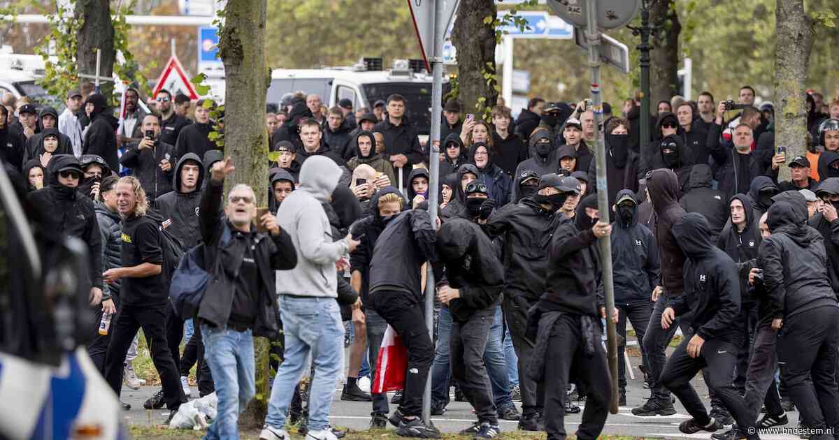 Nog voordat de mars start regent het voorwerpen naar de politie bij extreemrechts protest op Malieveld