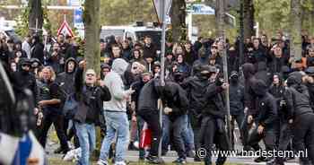 Nog voordat de mars start regent het voorwerpen naar de politie bij extreemrechts protest op Malieveld