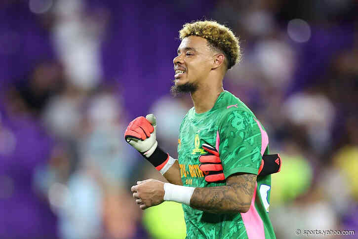 😱 Goalkeeper scores BIZARRE own goal in Intercontinental Cup; watch