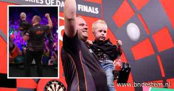 Dirk van Duijvenbode verslaat Luke Humphries na thriller en viert op podium met zoontje, ook Gian van Veen naar kwartfinales in Amsterdam