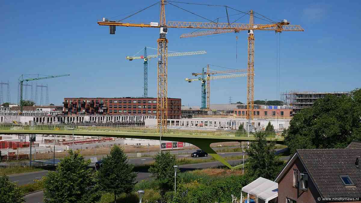 Gemeente Nijmegen ‘gaat illegaal een AZC plaatsen’ bij een woonwijk voor jonge gezinnen en naast een sportveld