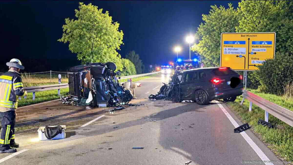 Auto gerät auf Gegenfahrbahn: Frontalcrash mit mehreren Schwerverletzten