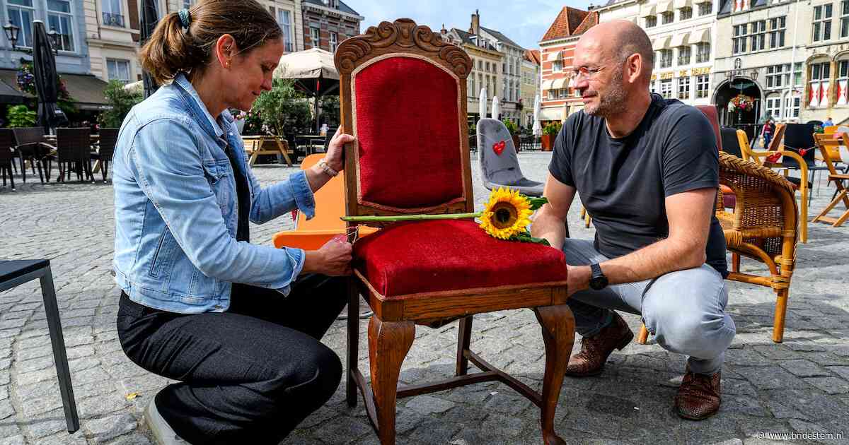 123 lege stoelen op de Grote Markt maken diepe indruk: ‘Daar word je toch stil van’