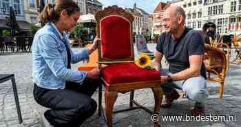 123 lege stoelen op de Grote Markt maken diepe indruk: ‘Daar word je toch stil van’