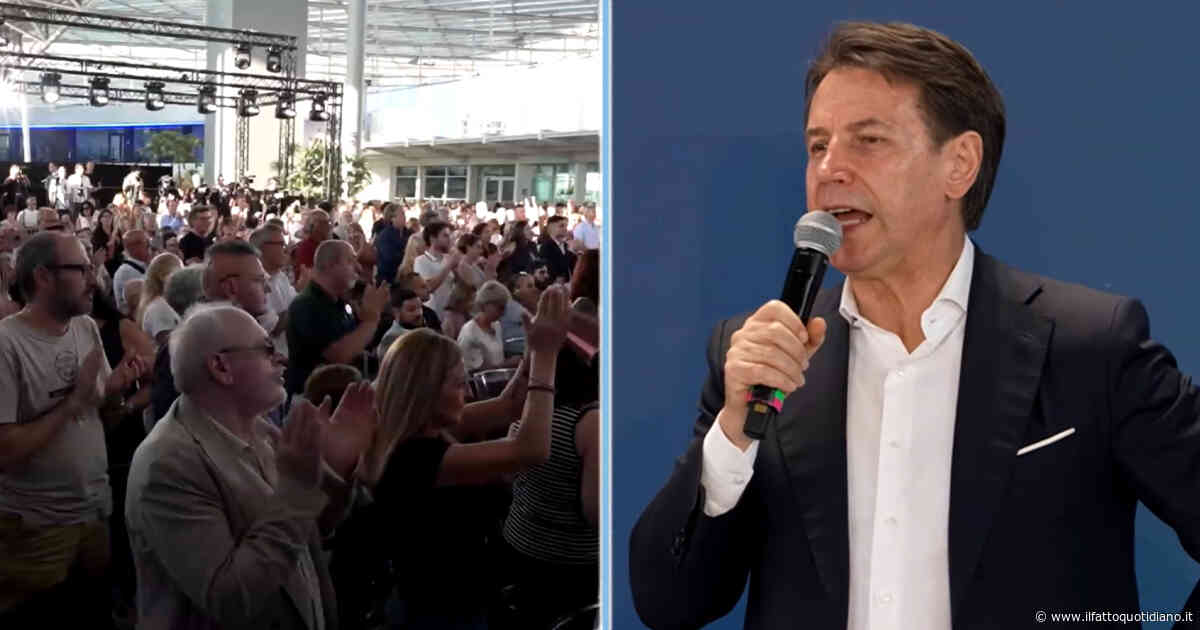 Conte omaggia Di Battista: “Dibba, siamo con te, torna con noi. Forza, fai presto”. A Nova lunghissimo applauso e platea in piedi
