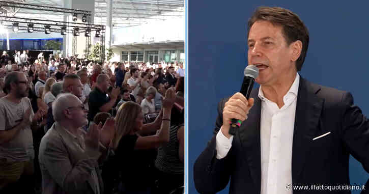 Conte omaggia Di Battista: “Dibba, siamo con te, torna con noi. Forza, fai presto”. A Nova lunghissimo applauso e platea in piedi
