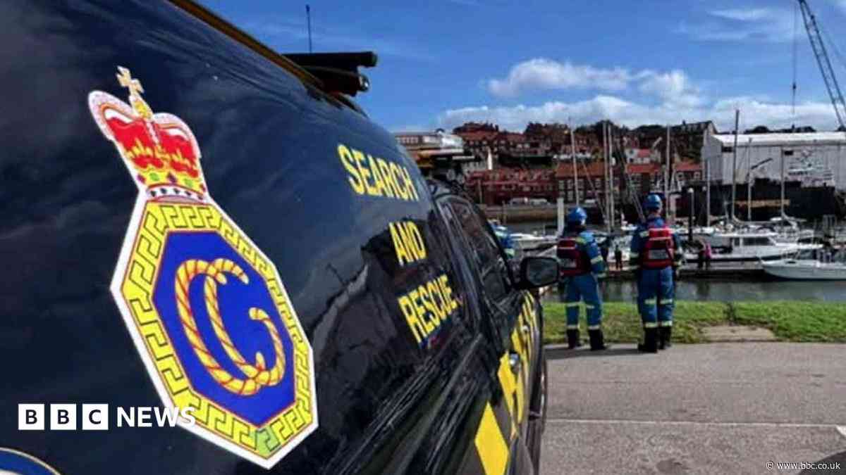 Passer-by rescues driver from submerged vehicle