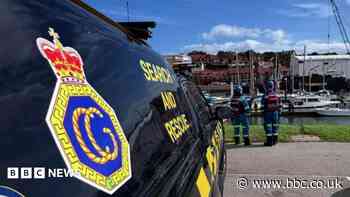 Passer-by rescues driver from submerged vehicle