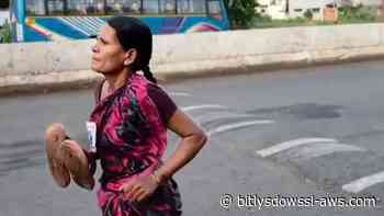 La madre que se volvió viral por correr descalza (y ganar) una carrera para poder comprar los útiles escolares de su hija
