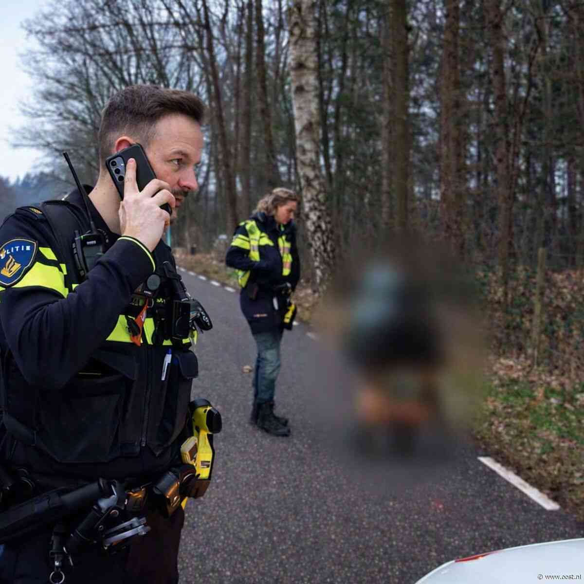 Onder invloed en naakt in de auto: man belt vriendin om hulp