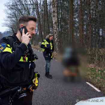 Onder invloed en naakt in de auto: man belt vriendin om hulp