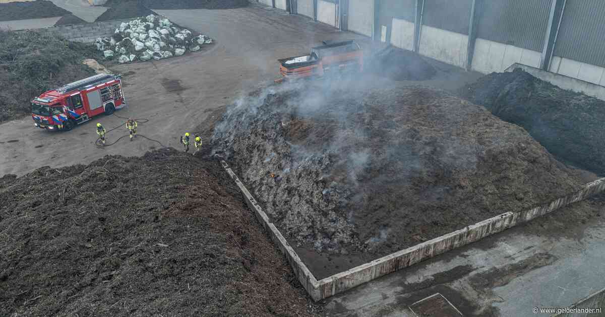 Smeulende brandhaard bij afvalverwerker in Duiven zorgt voor flinke rookontwikkeling