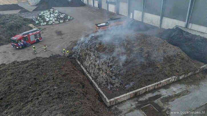 Grote opslagbult in brand, veel rookontwikkeling