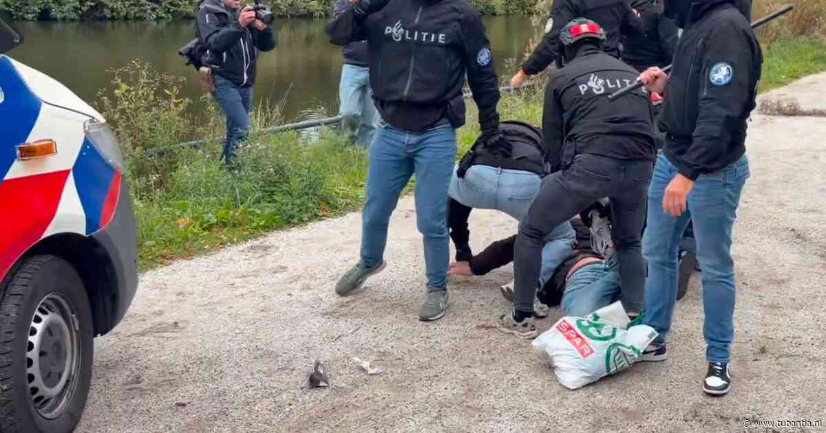 Politie duwt fotograaf in water bij rellen Malieveld