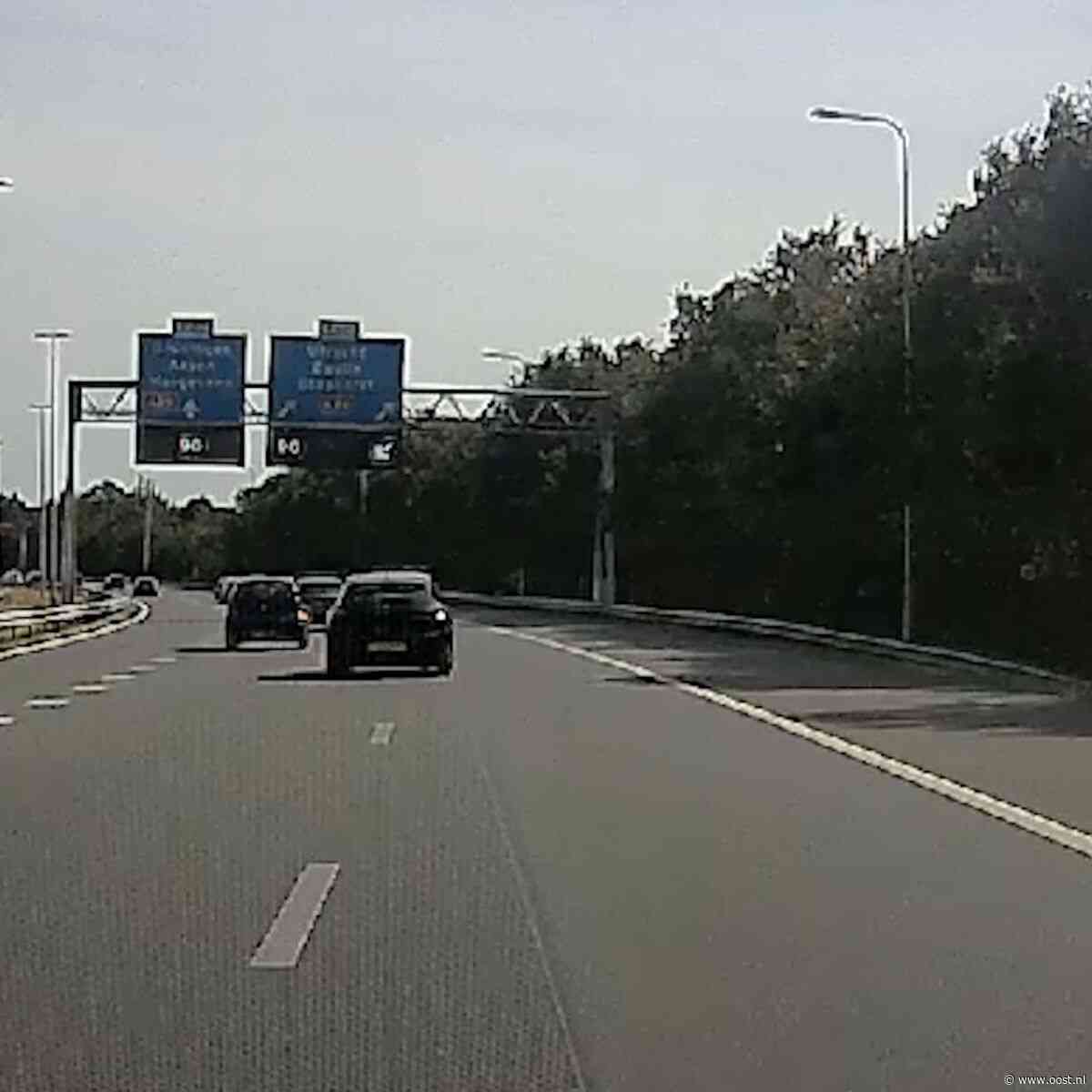 Automobilist negeert matrixborden en raast langs een ongeluk