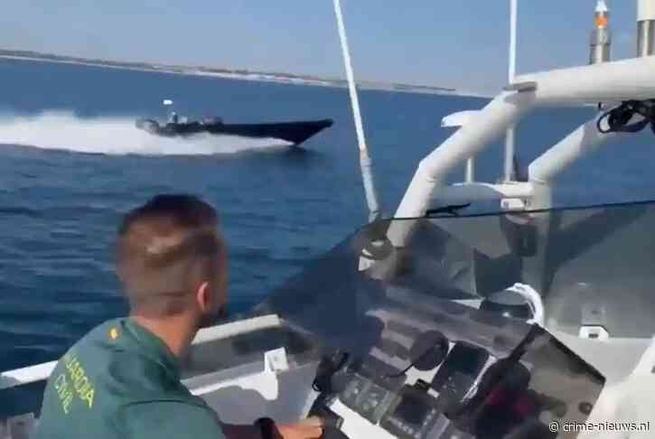 Drugsboot onderschept voor Spaanse kust, verdachte zwemmend tussen badgasten op de vlucht