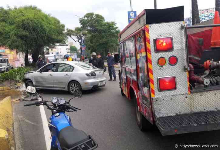 Dos personas resultaron lesionadas tras volcamiento de un carro en la avenida Sucre de Catia