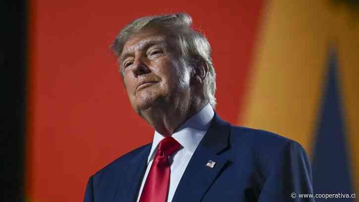 Trump lanza encuesta para cambiar nombre de la IA mientras veta a medios en la Casa Blanca