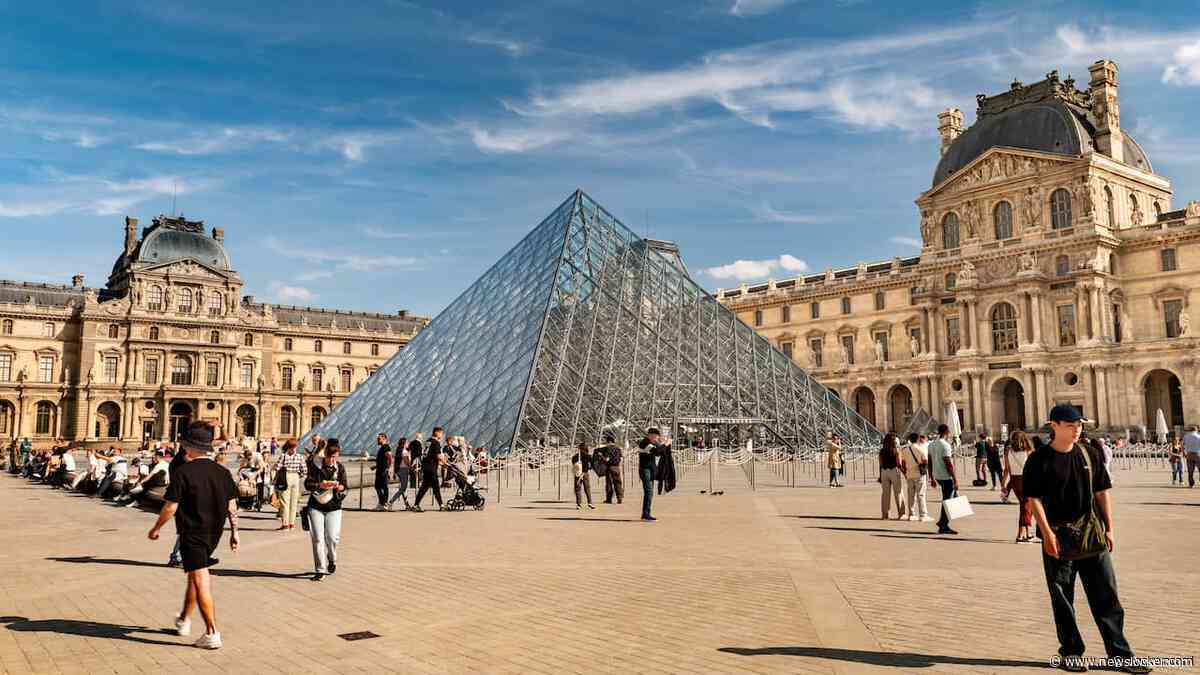 Twee Duitsers opgepakt voor het ophangen van nepkunstwerken in het Louvre