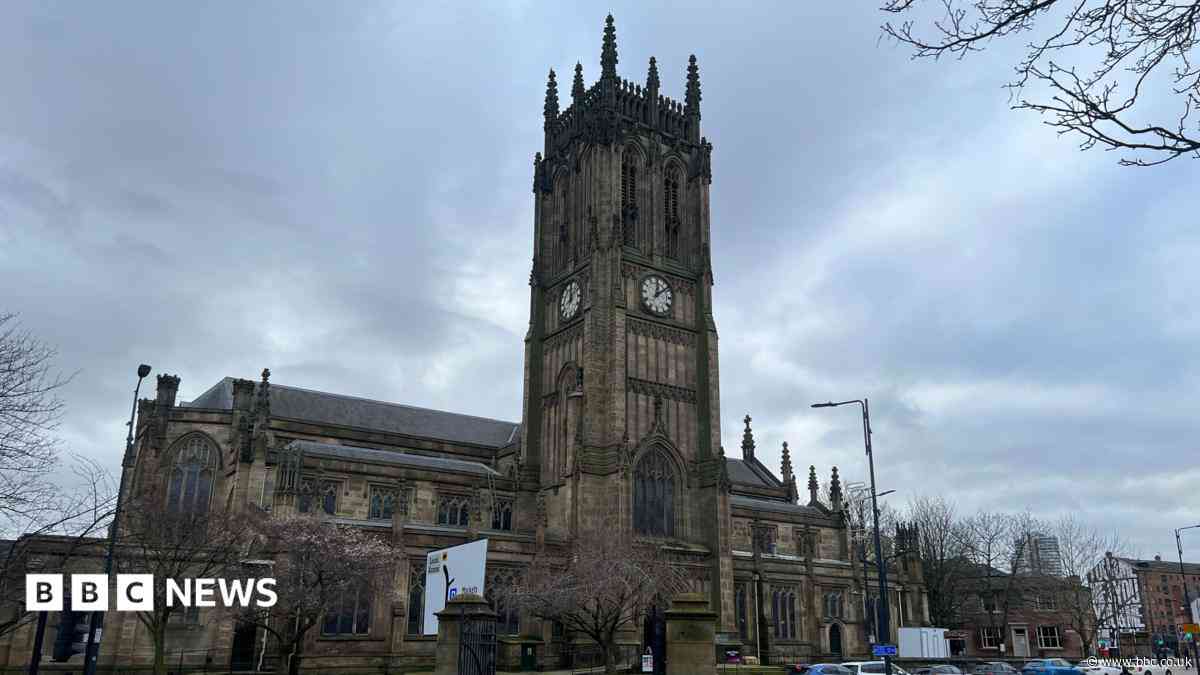 Minster pulls exhibition over Hamas fighter names