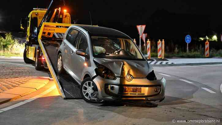 Automobilist gaat ervandoor na crash auto en haalt kentekenplaten snel weg